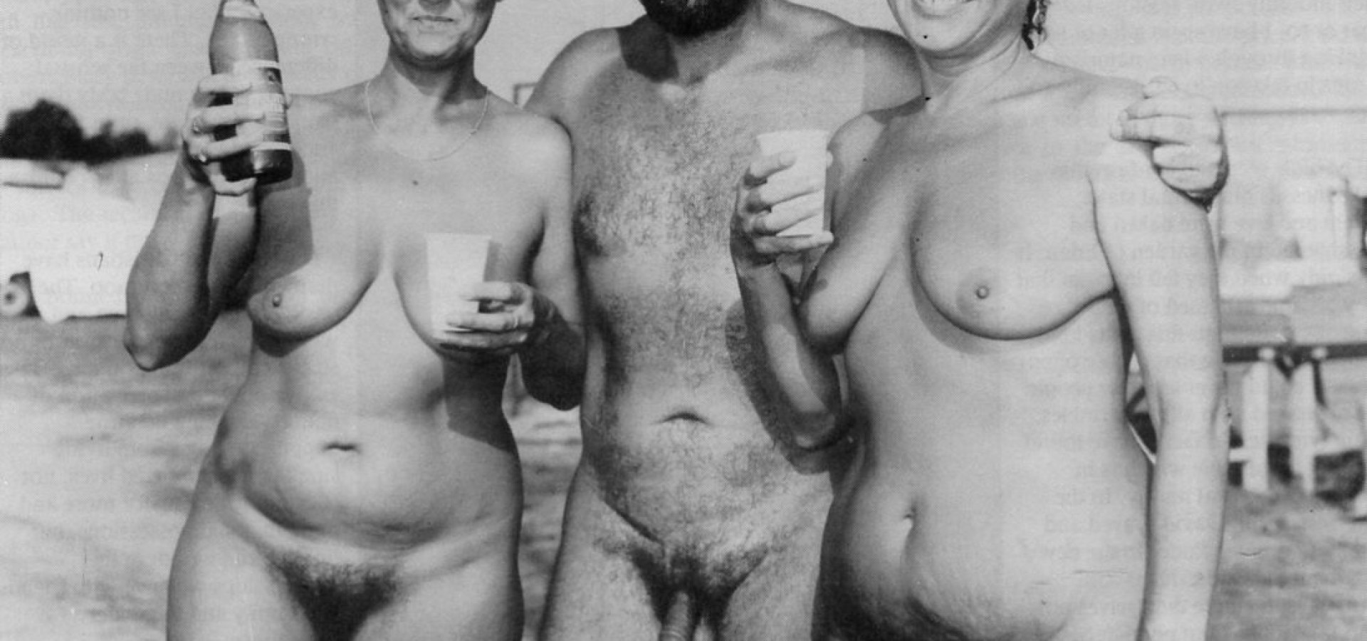 Oυγγαρία 1991: Σημαδιακή φωτογραφία με δυο κυρίες σε κατσσκήνωση γυμνιστών στο νότιο τμήμα της χώρας. Η φωτογραφία  δυστυχώς δεν ήρθε σε εμένα ποτ, Χρησιμοποιήθηκε σε περιοδικό του χώρου.!